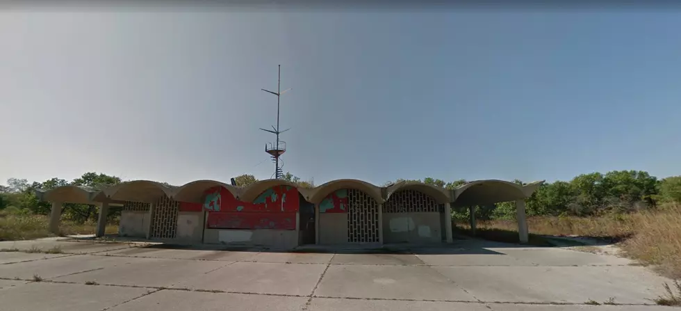 This Abandoned Lake Michigan Bathhouse Looks Positively Post-Apocalyptic